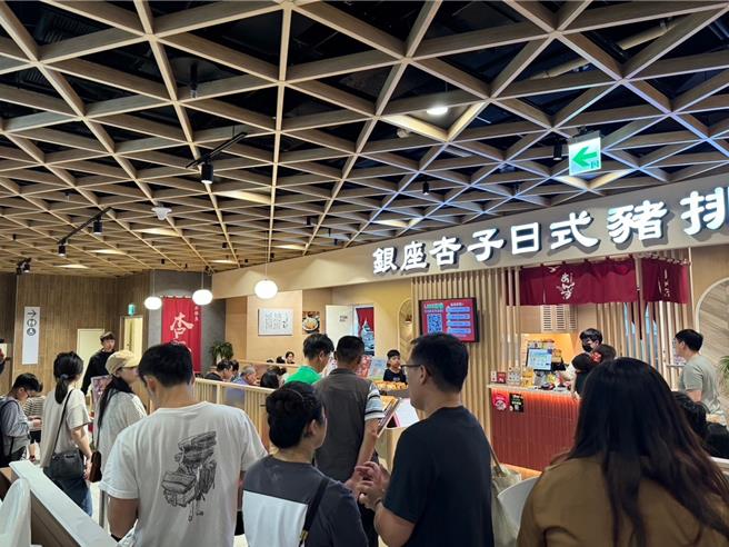 Global Mall连假人潮狂涌，带动餐饮美食业绩增20％。（Global Mall提供／朱世凯台北传真）