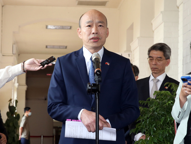 民主基金会将改选，民进党锁定立法院长韩国瑜「卡韩」、「阻韩」、「毁韩」，日前他在脸书发文谈清明节，却因贴文中出现「台湾地区发生地震」、「清明扫墓祭祖在我国已有千年歷史」等字眼，也引来绿营人士批评。（中时资料照，姚志平摄）