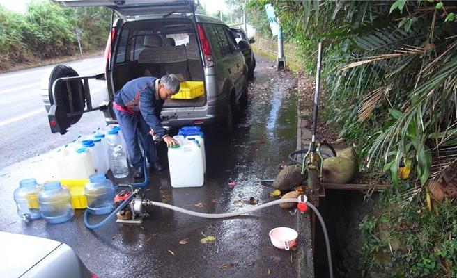 苗栗县抽验山泉水水质。（苗栗县政府提供／李京升苗栗传真）