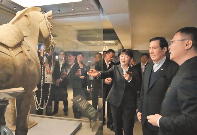 前总统马英九（右二）一行6日在西安参观秦始皇帝陵博物院兵马俑博物馆。（蓝孝威摄）