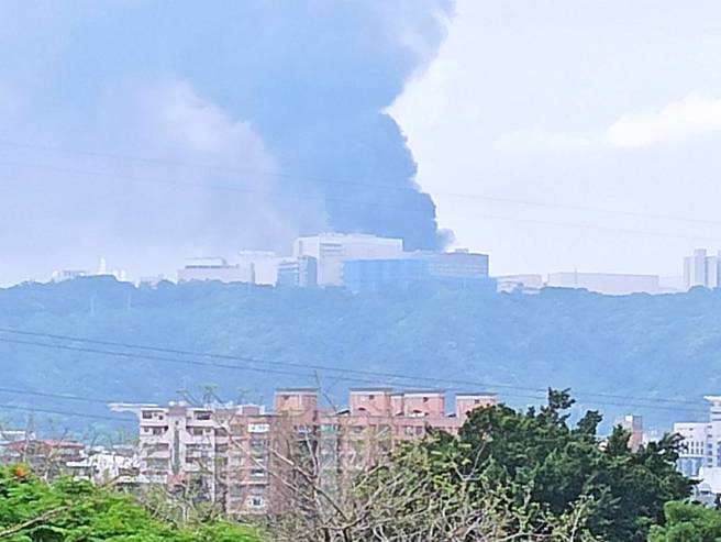 位於泰山南林路的南亞塑膠林口廠發生大火。（洪凱音攝）