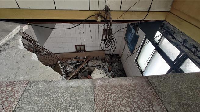 桃園春日路一處社區，發生5樓樓地板整片掉落到4樓。(建管處提供／蔡依珍桃園傳真)