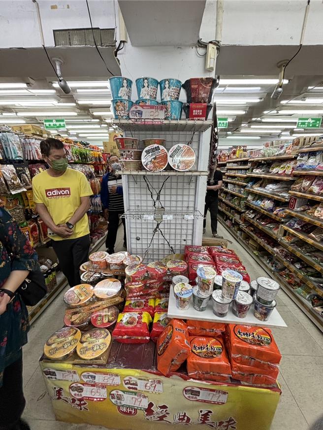 中壢南園二路一處社區大樓，技師判定支撐柱受到剪力破壞，建議整棟18戶全撤出。(建管處提供／蔡依珍桃園傳真)