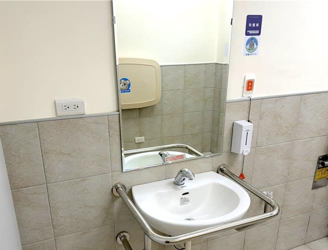 新竹市政府去年争取中央补助超过1250万元，将27座公厕，改造为特优级公厕。（新竹市政府提供／王惠慧新竹传真）