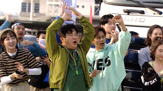 胡瓜（中）熱烈歡迎董至成到節目宣傳。（民視提供）