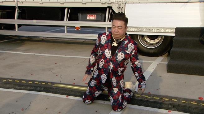 董至成一出場就假摔。（民視提供）