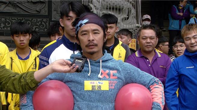 藍波挑戰「一炮三響」的神情很專注。（民視提供）