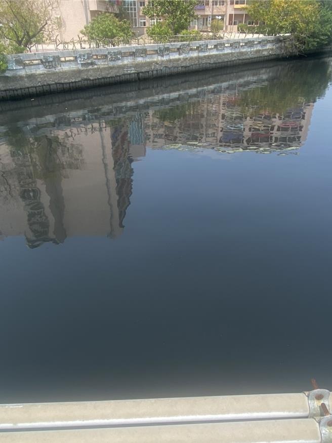 安平區健康路與新樂路口樂利橋周邊的運河水質遭染黑。（李啟維提供／曹婷婷台南傳真）