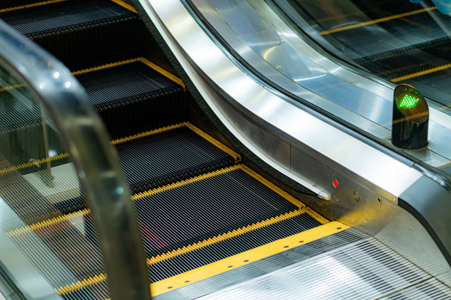 大陸上海一名女子逛超市時，意外跌入電扶梯空隙內，下半身被捲進機器中。（示意圖：Shutterstock／達志）
