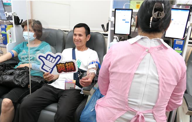 全國血庫存量告急，南部地區的血液庫存更是低於4日以下，社團法人高雄市法亨寺佛學會今日於燕巢區公所廣場舉辦「捐血救人 愛心活動」，號召燕巢在地鄉親居民們一起挽袖捐熱血。（法亨寺佛學會提供／林雅惠傳真）
