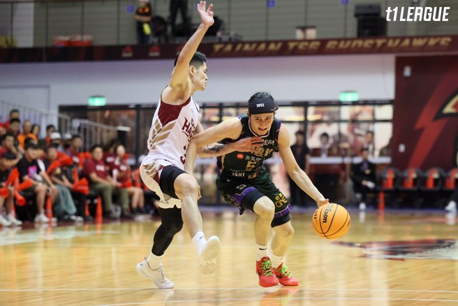 高锦玮(右)试图运球突破谷毛唯嘉防守。(T1联盟提供)