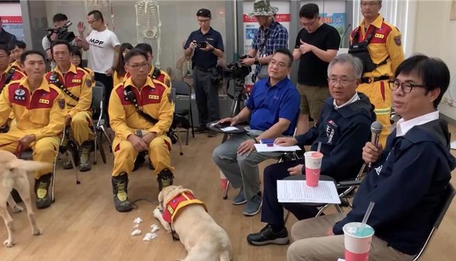 高雄搜救隊返回高雄，陳其邁到場致意，並送上新玩具和零食給搜救犬，起初羅傑開心咬著布玩具，過沒多久就咬爛。（翻攝照片／洪靖宜高雄傳真）