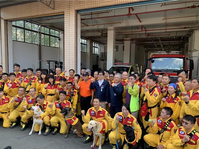 高雄市特種搜救隊7日返回高雄，陳其邁到場致意。（翻攝照片／洪靖宜高雄傳真）