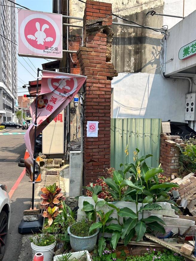 中壢區中榮里博愛三路柱子倒塌，建管處張貼紅單停止使用，現況無人居住。(建管處提供／蔡依珍桃園傳真)