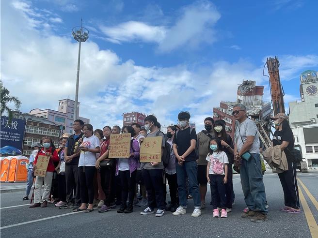 脸书社团「爆废公社」日前流传身着轻便雨衣的女子，在花莲市区天王星大楼拍打卡照的贴文，更有人留言称该女是住户，引起讨论。天王星大楼管委会主委王贞云7日偕住户出面驳斥，该女并非天王星大楼住户。（刘彦宜摄）