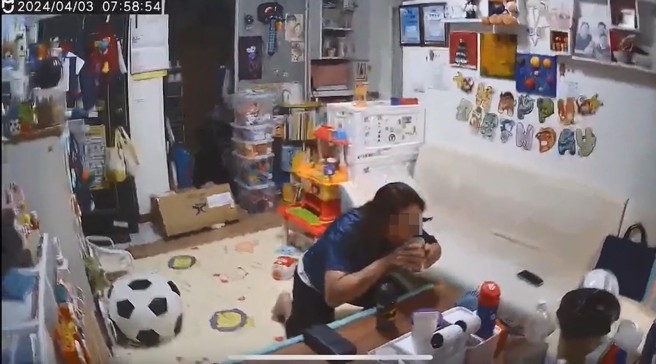 403地震發生當時，妻子優先搶救奶茶的監視器畫面，被老公PO在網路上爆料。（翻攝爆料公社）