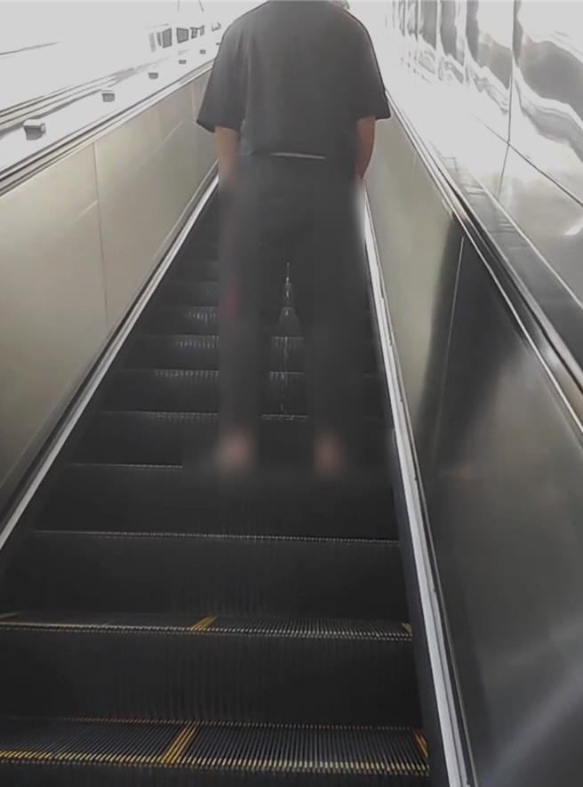 高雄捷運西子灣站手扶梯遭男子尿尿，高雄捷運公司已報案並加強清潔消毒。高捷警表示，已通知涉案的50歲宋姓男子到案說明。（翻攝自「Threads」／任義宇高雄傳真）