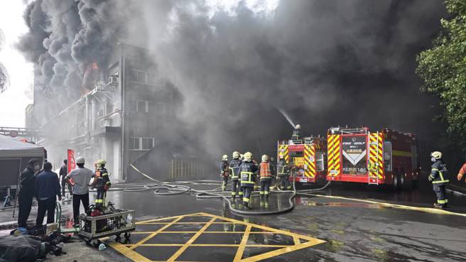 南亞塑膠林口廠，凌晨發生大火，火勢燒了15小時，場內火勢還是很大。（翻攝畫面）