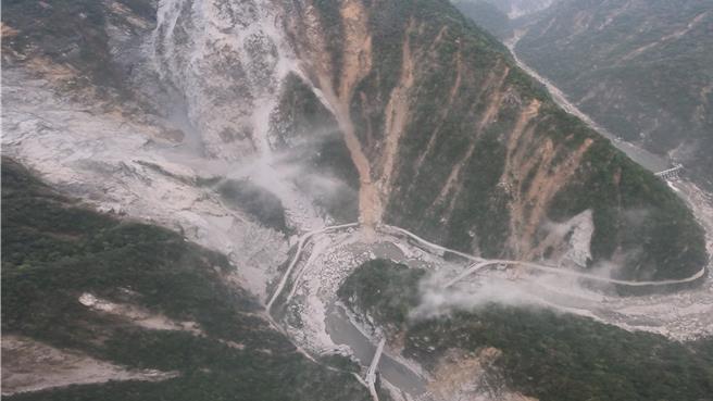 0403花蓮大地震震毀台8線中橫公路東段，道路柔腸寸斷，滿目瘡痍，交通受阻，讓資深公路單位員工驚呼是「有史以來最嚴重」；圖為白沙一二橋路段。（民眾提供／羅亦晽花蓮傳真）