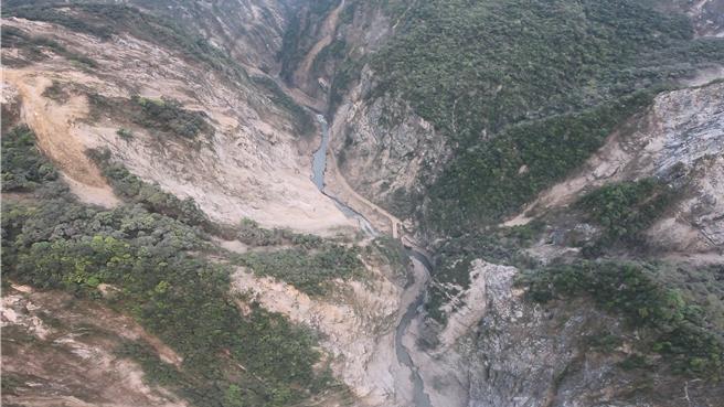 0403花蓮大地震震毀台8線中橫公路東段，道路柔腸寸斷，滿目瘡痍，交通受阻，讓資深公路單位員工驚呼是「有史以來最嚴重」；圖為流芳橋至九曲洞隧道東端路段。（民眾提供／羅亦晽花蓮傳真）