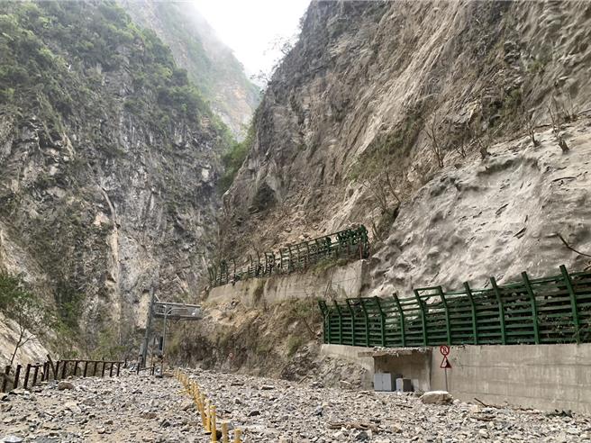 0403花蓮大地震震毀台8線中橫公路東段，道路柔腸寸斷，滿目瘡痍，交通受阻，讓資深公路單位員工驚呼是「有史以來最嚴重」。（民眾提供／羅亦晽花蓮傳真）