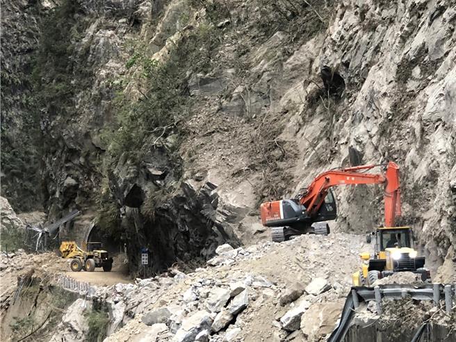 0403花蓮大地震震毀台8線中橫公路東段，道路柔腸寸斷，滿目瘡痍，交通受阻，讓資深公路單位員工驚呼是「有史以來最嚴重」。（民眾提供／羅亦晽花蓮傳真）