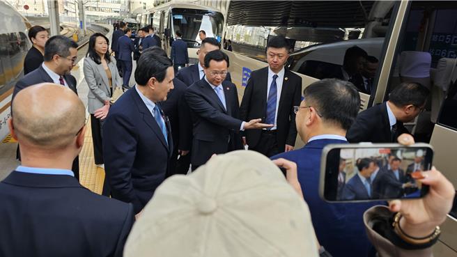 前總統馬英九（左）一行，今天中午搭成高鐵從西安出發，傍晚抵達北京，大陸國台辦主任潘賢掌（中）等大陸官員在月台迎接。（藍孝威攝）