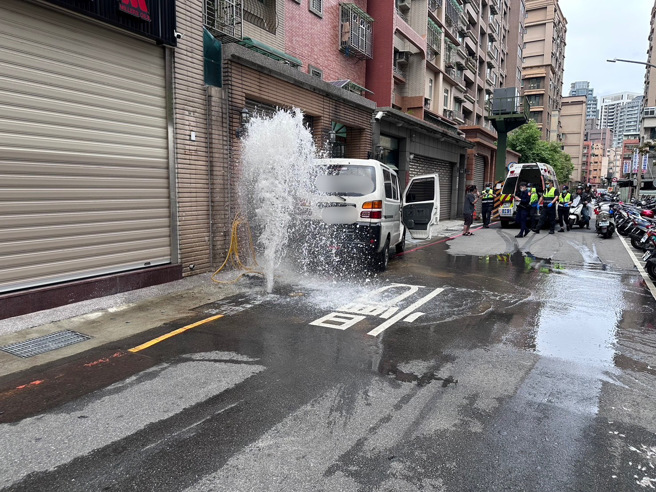 廖男開車講電話，將路邊的消防栓撞斷。（翻攝畫面）