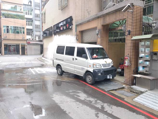 廖男開車講電話，將路邊的消防栓撞斷。（翻攝畫面）