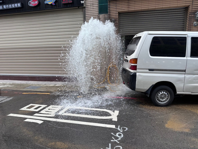 廖男開車講電話，將路邊的消防栓撞斷。（翻攝畫面）