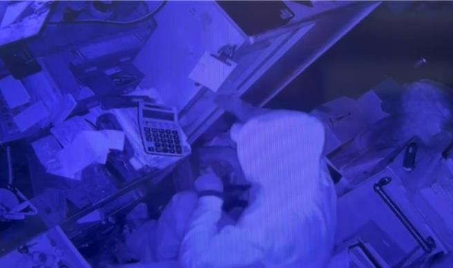 店内监视器拍下陈嫌行窃的过程。（新北市三重警分局提供／吕健豪新北报导）