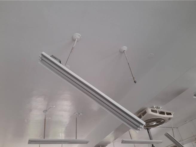 台北市景美女中3年级所在校舍有钢筋裸露、教室灯座掉落问题。（台北市教育局提供／蔡佩珈台北传真）