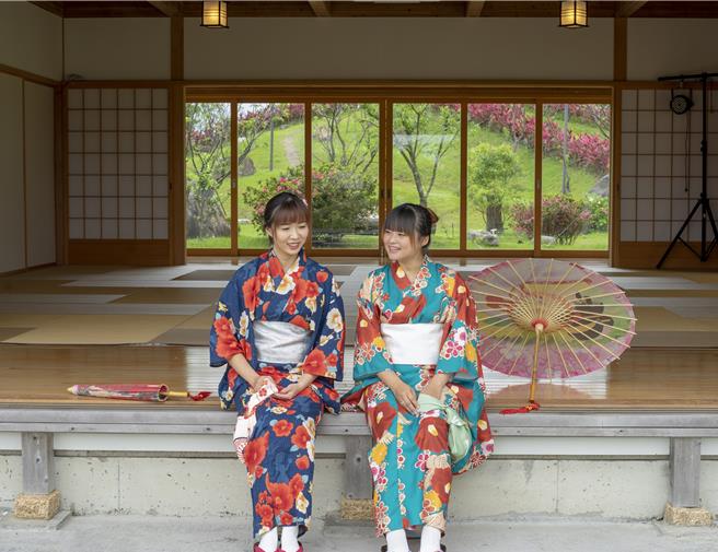 入住綠舞國際觀光飯店換穿唯美的經典浴衣，漫步欣賞5.7公頃的日式造景園區。（綠舞國際觀光飯店提供／吳娮翎台北傳真） 