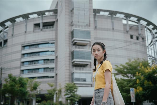 物理篇女主角卢以恩对片中拉了一个水桶引发的效应感到神奇。（络思本娱乐提供）