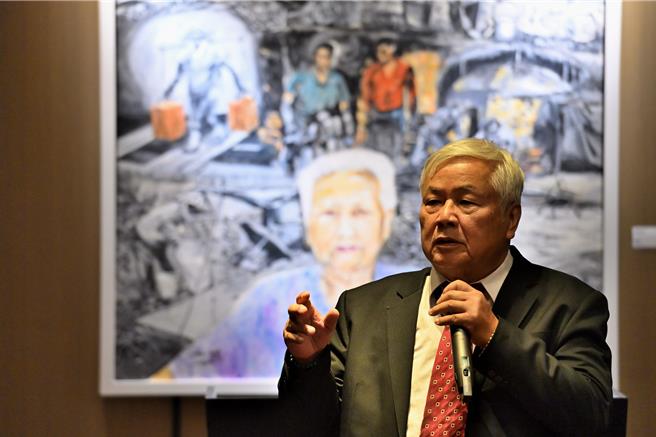 画家赖世荣于台东桂田喜来登酒店举办个人创作展「时间胶囊」。（赖世荣提供／萧嘉蕙台东传真）