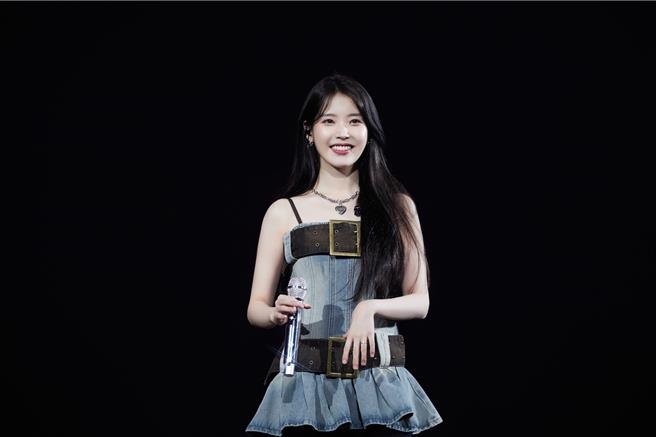 IU相當重視與台下歌迷的交流，不斷稱讚台灣粉絲超熱情，此為第一天演出的照片。（EDAM娛樂提供）