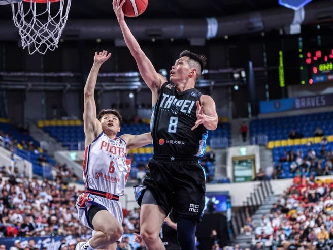 台北富邦勇士周桂羽（右）攻下個人PLG生涯單場新高32分。（台北富邦勇士提供）