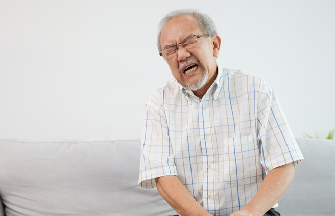 泰国一名65岁男子，吃了三颗威尔钢后，异想天开想测试功能，结果生殖器卡在宝特瓶口一整天。（图：shutterstock／达志）