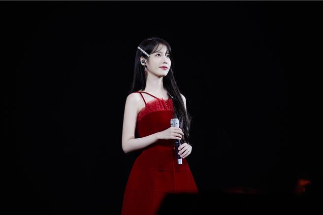 IU攻蛋第二天深刻感受到台下歌迷的熱情歡呼，此為前一天演出照。（EDAM娛樂提供） 