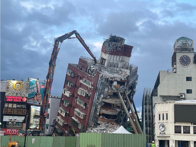 天王星大樓於晚間近6時開始拆除。（劉彥宜攝）