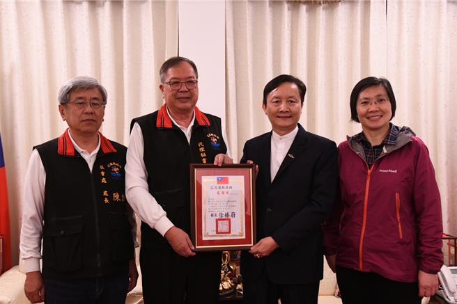 世界地球佛國總會理事長、釋迦牟尼佛救世基金會董事長覺妙義明宗師、立委徐欣瑩代表禪宗第85代宗師悟覺妙天禪師，捐贈縣府震災帳戶1000萬元、縣府秘書長饒忠代表接受。（花蓮縣府提供）