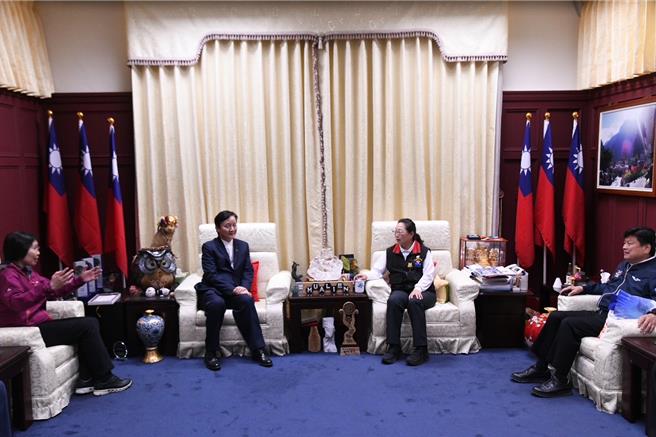 世界地球佛國總會理事長、釋迦牟尼佛救世基金會董事長覺妙義明宗師捐款賑災，縣長徐榛蔚、立委傅崐萁表達感謝。（花蓮縣府提供）