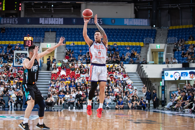 桃園璞園領航猿周儀翔（右）在7日與台北富邦勇士一戰，在第3節以連得6分氣勢，帶動隊友拚出21比0勇猛攻勢。（PLG提供）