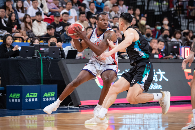 领航猿洋将葛拉汉（左）7日对台北富邦勇士攻下24分。（PLG提供）