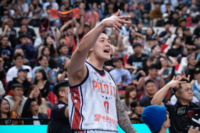 领航猿周仪翔在队友投进三分球后开心庆祝。（PLG提供）