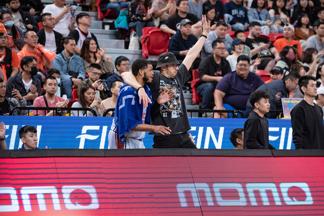 领航猿得分王沃许本（中右）轮休，在场边为队友好表现开心。（PLG提供）