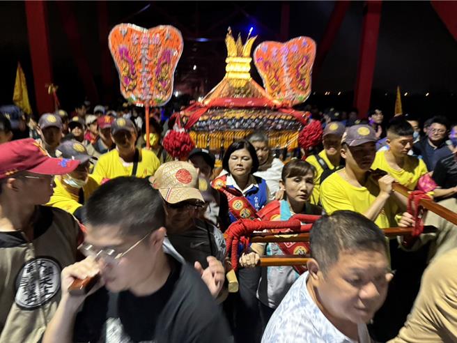 大甲媽祖在今晚８點通過西螺大橋南端橋頭，縣長張麗善親自迎駕。（周麗蘭攝）