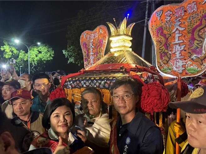 雲林縣長張麗善及縣議員李明哲一同扶轎。（周麗蘭攝）