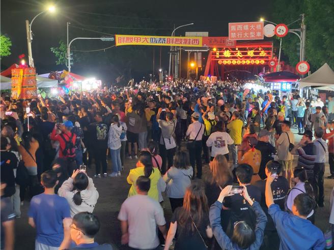 西螺大橋頭人山人海。（周麗蘭攝）