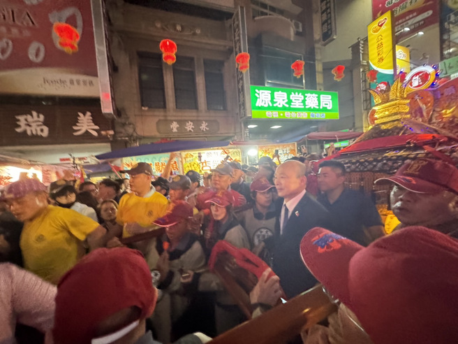 大甲鎮瀾宮媽祖於5日深夜11點準時起駕，大甲媽鑾轎在大批信徒簇擁下，由立法院院長韓國瑜（中）等人扶轎，緩緩步出廟門，恭迎媽祖出城。（潘虹恩攝）